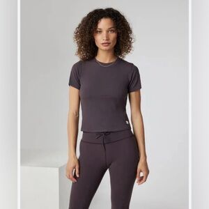 Vuori Pose Fitted Tee in Graphite Size XS